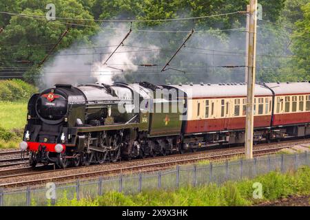 Traditionelles Dampflokomotive Braunton hier in Winwick an der West Coast Main Line. Braunton ist ein SR West Country-Motor der Klasse 21C146. Stockfoto