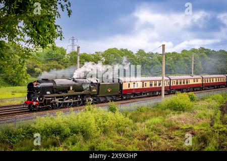 Traditionelles Dampflokomotive Braunton hier in Winwick an der West Coast Main Line. Braunton ist ein SR West Country-Motor der Klasse 21C146. Stockfoto