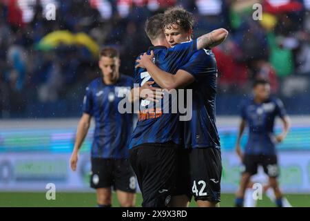 Bergamo, Italien. Juni 2024. Italien, Bergamo, 2. juni 2024: Giorgio Scalvini (Atalanta) erzielt und feiert das Tor 2-2 bei 32' während des Fußballspiels Atalanta BC gegen ACF Fiorentina, Recovery Day 29 Serie A Tim 2023-2024 Gewiss Stadium. Atalanta BC vs ACF Fiorentina, Lega Calcio Serie A Tim Season 2023-2024 Recovery Day 29 im Gewiss Stadium am 2. Juni 2024. (Kreditbild: © Fabrizio Andrea Bertani/Pacific Press via ZUMA Press Wire) NUR REDAKTIONELLE VERWENDUNG! Nicht für kommerzielle ZWECKE! Stockfoto