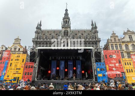 Das Jazz-Festival im Grand Place oder Grote Markt in Brüssel, der belgischen Hauptstadt, wird von Menschenmassen besucht Stockfoto