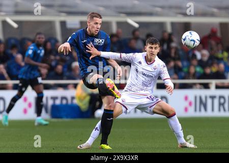 Bergamo, Italien. Juni 2024. Italien, Bergamo, 2. juni 2024: Mario Pasalic (Atalanta) hat in der zweiten Halbzeit beim Fußballspiel Atalanta BC gegen ACF Fiorentina, Erholungstag 29 Serie A Tim 2023-2024 Gewiss Stadium, einen Schuss im Mittelfeld bestanden. Atalanta BC vs ACF Fiorentina, Lega Calcio Serie A Tim Season 2023-2024 Recovery Day 29 im Gewiss Stadium am 2. Juni 2024. (Kreditbild: © Fabrizio Andrea Bertani/Pacific Press via ZUMA Press Wire) NUR REDAKTIONELLE VERWENDUNG! Nicht für kommerzielle ZWECKE! Stockfoto