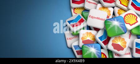 Logos der fünf größten Ölgesellschaften Saudi Aramco, ExxonMobil, Chevron, Shell, PetroChina auf einem Haufen auf einem Tisch. Webbannerformat mit Kopierbereich Stockfoto