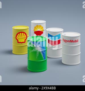 Ölfässer mit den Logos der fünf größten Ölgesellschaften Saudi Aramco, ExxonMobil, Chevron, Shell, PetroChina. Stockfoto