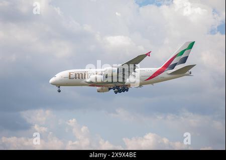 02.06.2024, Berlin, Deutschland, Europa - ein Passagierflugzeug vom Typ Airbus A380-800 der Emirates Airline mit der Registrierung A6-EVG im Landeanflug auf den Flughafen Berlin Brandenburg BER. Die arabische Fluggesellschaft Emirates aus Dubai ist auch dieses Jahr wieder mit ihrem superjumbo zu Gast auf der ILA. Bei dem abgebildeten Passagierflugzeug der Gulf-Airline handelt es sich um einen A380-842 in der neuesten Lackierung. *** 02 06 2024, Berlin, Deutschland, Europa an Emirates Airbus A380 800 Passagierflugzeuge mit der Registrierung A6 EVG nähern sich dem Flughafen Berlin Brandenburg BER Stockfoto