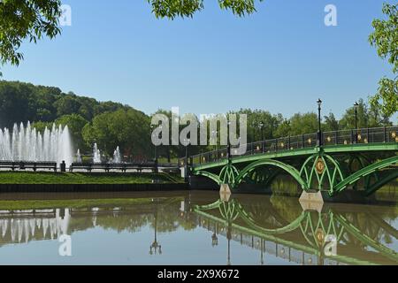 Westbogenbrücke und dynamischer Lichtbrunnen mit musikalischer Begleitung am Mittelteich im Naturschutzgebiet Zaritsyno Stockfoto