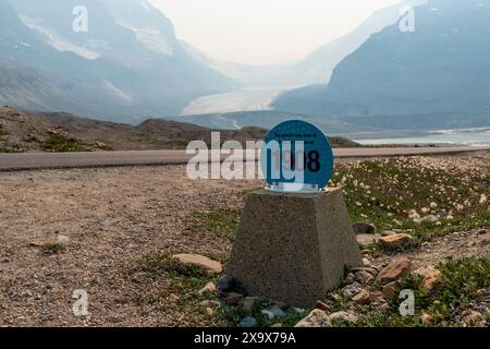 Der Athabasca-Gletscher in Waldbränden, Rauch und Standortunterschied zwischen den Datumsmarkierungen 1908 und 2018, Banff und Jasper-Nationalpark, Kanada. Stockfoto