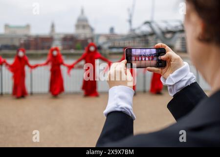 Mai 2023, Tate Modern, London, UK. XR Familien und Gesundheit, Mütteraufstand protestieren mit Roten Rebellen und Sanitätern. Stockfoto