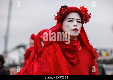 Mai 2023, Tate Modern, London, UK. XR Familien und Gesundheit, Mütteraufstand protestieren mit Roten Rebellen und Sanitätern. Stockfoto