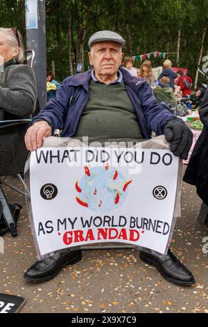 Mai 2023, Tate Modern, London, UK. XR Familien und Gesundheit, Mütteraufstand protestieren mit Roten Rebellen und Sanitätern. Stockfoto