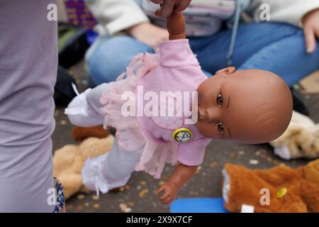 Mai 2023, Tate Modern, London, UK. XR Familien und Gesundheit, Mütteraufstand protestieren mit Roten Rebellen und Sanitätern. Stockfoto