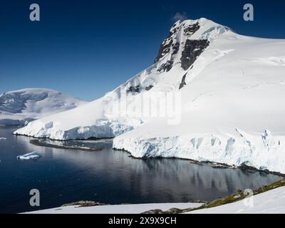 Buache Peak von Palaver Point, zwei Hummock Island, Antarktis Stockfoto