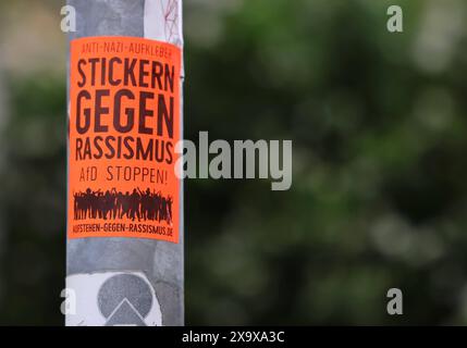 Erfurt beklebt 31.05.2024, Erfurt, Aufkleber / Aufkleber mit der Aufschrift Stickern gegen Rassismus AfD stoppen Aufstehen gegen Rassismus *** Erfurt Aufkleber 31 05 2024, Erfurt, Aufkleber mit der Aufschrift Aufkleber gegen Rassismus AfD stoppen sich gegen Rassismus Stockfoto