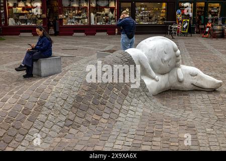 Die Statue von Nello und Patrache auf dem Platz von Onze Lieve Vrouwekathedrall in Antwerpen Stockfoto