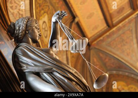 Justitia 01.06.2024, Erfurt, Skulptur / Abbild der Justitia Goettin der Gerechtigkeit im Festsaal des Erfurter Rathauses *** Justitia 01 06 2024, Erfurt, Skulptur von Justitia Goettin der Gerechtigkeit im Festsaal des Rathauses Erfurt Stockfoto