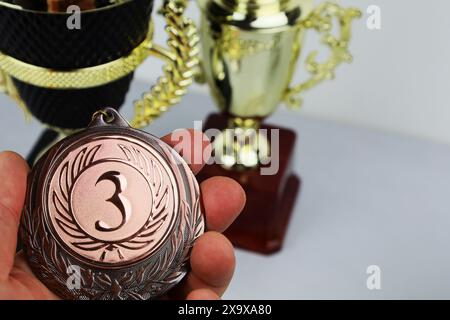 Pokale und Medaillen für die Vergabe der Gewinner. Sport, Wettbewerbe Stockfoto