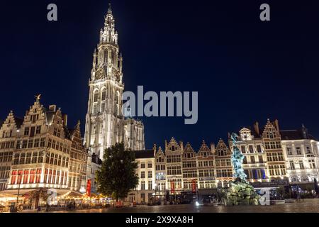 Der Grote Markt in Antwerpen, Flandern, Belgien, mit dem Glockenturm der Onze Lieve Vrouwekathedrall, Kathardral unserer Lieben Frau, im Hintergrund Stockfoto