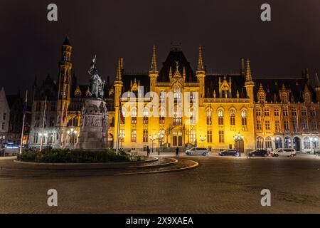 Der Markt in Brügge, Flandern, Belgien, bei Nacht, mit Flutlicht am Provinzgericht Stockfoto