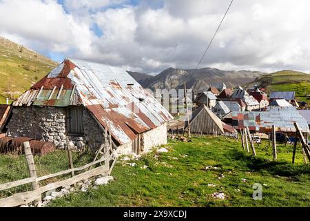 Traditionelle Häuser im Bergdorf Lukomir in Bosnien und Herzegowina. Einzigartiger und traditioneller Lebensstil der Hirten im höchsten Dorf in BIH Stockfoto