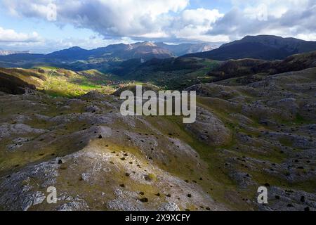 Spektakuläre Aussicht auf ein Bjelasnica-Plateau, ein kleines Dorf umgeben von spektakulärer Landschaft in der Nähe von Umoljani, Bosnien und Herzegowina Stockfoto