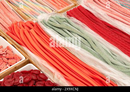 Farbenfrohe Süßholzbonbons auf Tabletts zum Verkauf auf dem Marktplatz. Vollbild Stockfoto