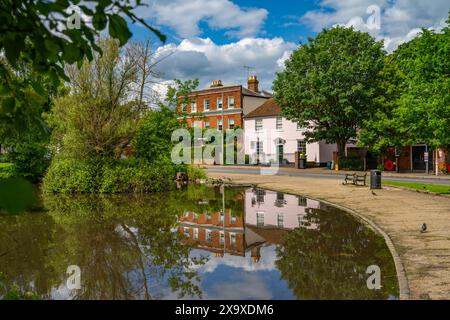 Der Ententeich auf dem Dorfgrün von Writtle in der Nähe von Chelmsford, Essex Stockfoto