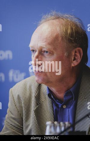 Guido Mueller, Direktor für Praezisionsinterferometrie und fundamentale Wechselwirkungen am Albert-Einstein-Institut des Max-Planck-Instituts für Gravitationsphysik, aufgenommen im Rahmen der Auftaktveranstaltung zur Deutsch-amerikanischen Klimamission GRACE-C - die Erde aus dem All gewogen in Berlin, 03.06.2024. Berlin Deutschland *** Guido Mueller, Direktor für Präzisionsinterferometrie und fundamentale Wechselwirkungen am Albert-Einstein-Institut des Max-Planck-Instituts für Gravitationsphysik, nahm während der Auftaktveranstaltung der deutsch-amerikanischen Klimamission GRACE C das Ohr auf Stockfoto