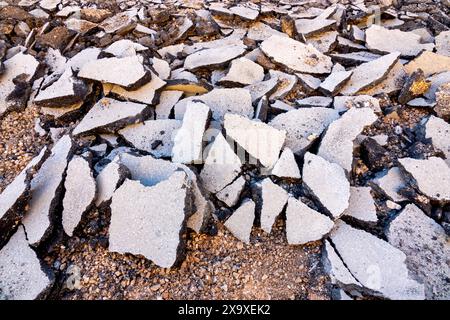 Zerbrochener Beton auf der Straße Stockfoto