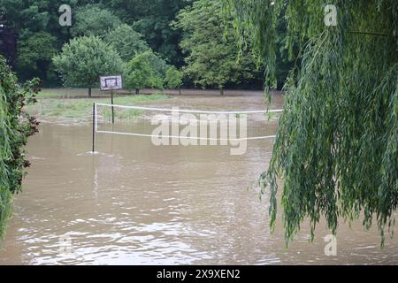 Basketball- und Handballplätze müssen den Wassermassen weichen Stockfoto