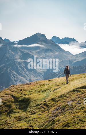 Eine junge Frau mit Einem Rucksack auf der Spitze einer wunderschönen wilden Landschaft. Stockfoto