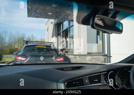 Schlange bei einer Fahrt durch Starbucks. Stockfoto