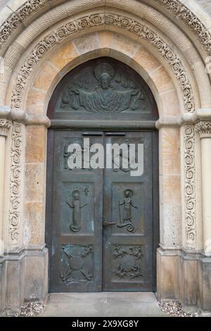 Seiteneingang der Veitskirche mit Bronzetüren mit Ornamenten in Meppen, Deutschland Stockfoto