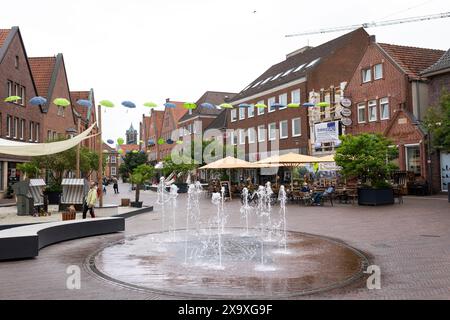 Blick auf das Stadtzentrum von Meppen mit einem Brunnen vor der Tür, Deutschland Stockfoto