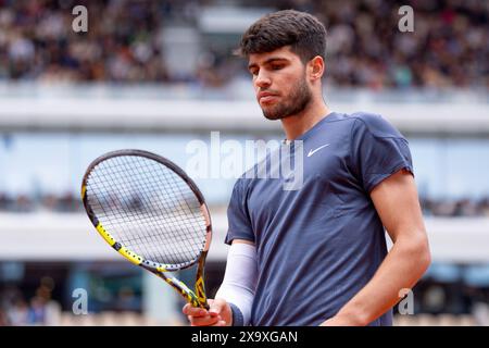 PARIS, FRANKREICH – 2. JUNI: Carlos Alcaraz aus Spanien sieht sich am 8. Tag der French Open 2024 am Roland Garros am 2. Juni 2024 in Paris an. (Foto: Marleen Fouchier/BSR Agency) Stockfoto