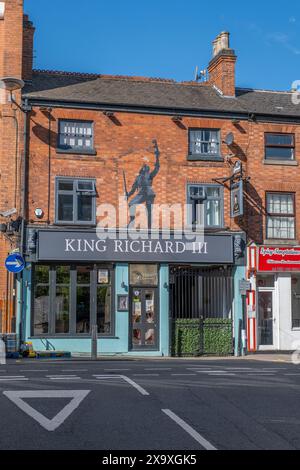 Der King Richard lll Pub an der Highcross Street in Leicester ist nicht weit vom Parkplatz entfernt, unter dem seine Überreste gefunden wurden. Stockfoto