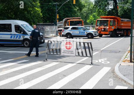 New York, New York, USA. Juni 2024. NEW YORK, NEW YORK - 2. JUNI: Beamte der NYPD patrouillieren vor Polizeiautos und Sanitäranlagen, die die Straße vor der jährlichen Feiern-Israel-Parade am 2. Juni 2024 in New York City blockieren. Zehntausende von Menschen marschierten während einer Parade für Israel auf die Fünfte Avenue, wobei viele die Freilassung von Geiseln forderten, die von der Hamas in Gaza festgehalten wurden, "bring sie heim", eine Botschaft, die laut und deutlich klingelte. Die Parade fand fast acht Monate nach dem beispiellosen Angriff der Hamas am 7. Oktober statt, dem tödlichsten in der Geschichte Israels. Die NYPD Inkr Stockfoto