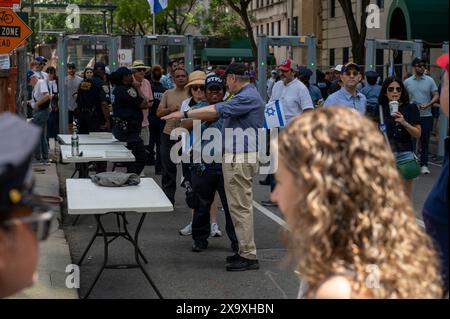 New York, New York, USA. Juni 2024. (NEU) die 2024 feierte Israel Parade. 2. Juni 2024, New York, New York, USA: Zuschauer, die während der jährlichen Feiern-Israel-Parade am 2. Juni 2024 in New York City durch den Sicherheitskontrollpunkt Enhanced NYPD gehen. Zehntausende von Menschen marschierten während einer Parade für Israel auf die Fünfte Avenue, wobei viele die Freilassung von Geiseln forderten, die von der Hamas in Gaza festgehalten wurden, "bring sie heim", eine Botschaft, die laut und deutlich klingelte. Die Parade fand fast acht Monate nach dem beispiellosen Angriff der Hamas am 7. Oktober statt, dem tödlichsten in der Geschichte Israels. Stockfoto