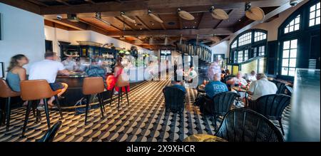 Die lange Bar im Raffles Hotel in Singapur. Stockfoto