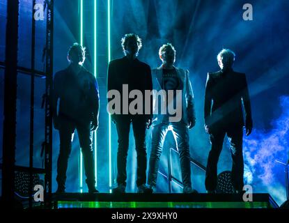 Die ikonische britische Band Duran Duran spielt live in der Leeds Arena mit dem linken Schlagzeuger Roger Taylor Bassisten John Taylor Leadsänger Simon Le Bon und Keyboarder Nick Rhodes. Stockfoto