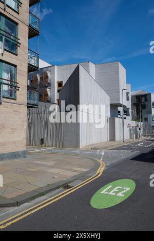 Edinburgh Schottland, Vereinigtes Königreich 03. Juni 2024. Die Grenze der Niedrigemissionszone (LEZ) an der Hollyrood Road in der Nähe des schottischen Parlaments und der dynamischen Erde. Credit sst/alamy Live News Stockfoto