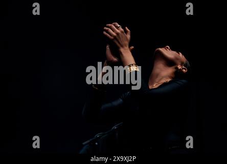 Die britische Sängerin und Songwriterin Nadine Shah spielte live im Hammersmith Apollo als Nebenact für Young Fathers. Stockfoto