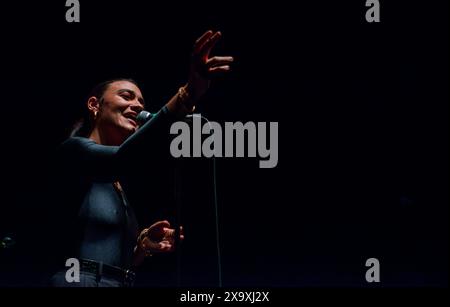 Die britische Sängerin und Songwriterin Nadine Shah spielte live im Hammersmith Apollo als Nebenact für Young Fathers. Stockfoto