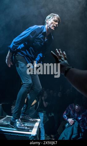 Frontmann der britischen Band Suede Brett Anderson spielte einen Live-Auftritt im Barbican in York. Stockfoto