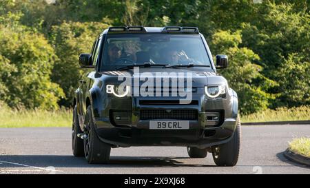 Stony Stratford, Großbritannien - 2. Juni 2024: 2021 Land Rover Defender xs Auto auf einer britischen Landstraße Stockfoto