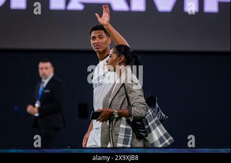 Madrid, Madrid, Spanien. Juni 2024. Jude Bellingham von Real Madrid (L) mit seiner Mutter Denise Bellingham (R) im Santiago Bernabeu Stadion während der Real Madrid UEFA Champions League Trophy Parade am 2. Juni 2024 in Madrid, Spanien. (Kreditbild: © Alberto Gardin/ZUMA Press Wire) NUR REDAKTIONELLE VERWENDUNG! Nicht für kommerzielle ZWECKE! Stockfoto