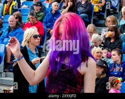 Eine junge Dame, die sich vor der Obelisk-Bühne beim Latitude Festival im Henham Park in Suffolk amüsiert. Stockfoto