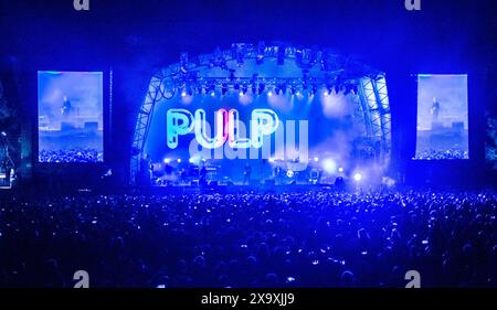 Frontmann und Sänger der berühmten britischen Band Pulp Jarvis Cocker trat live beim Latitude Festival in Henham Park in Suffolk auf. Stockfoto