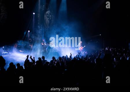 Frontmann der britischen Band Suede Brett Anderson spielte einen Live-Auftritt im Barbican in York. Stockfoto