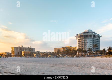 Ein Sonnenuntergang im Stadtbild am St. Pete Beach mit den Gebäuden, die von der Sonne beleuchtet werden. Stockfoto