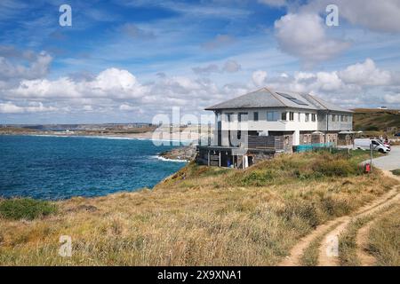 Die Lewinnick Lodge an der Küste mit Blick auf Fistral Bay in Newquay in Cornwall im Vereinigten Königreich. Stockfoto