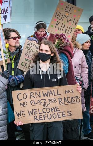 Eine Gegendemonstration antifaschistischer Gruppen gegen einen Protest der rechten Gruppe Reform UK gegen Asylsuchende im Beresford Hotel in Newquay in Cornwall. Stockfoto